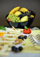 un piatto di formaggio e verdure con una ciotola di frutta di Hotel Star Royal a Igdır