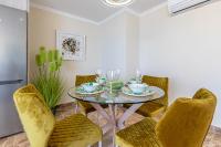 Posezení v ubytování Costa Paradise - BEACHFRONT APARTMENT