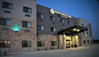 Un hotel con un cartel en la entrada. en Brookstone Inn &amp; Suites, en Fort Dodge