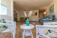 Posezení v ubytování Costa Paradise - BEACHFRONT APARTMENT