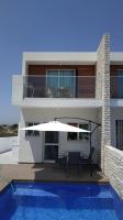 Bazén v ubytování Melanos Residence 2 bdrm townhouse with private pool nebo v jeho okolí
