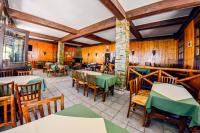 Hotel Hani Zisiにあるレストランまたは飲食店