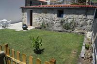 A garden outside Pedra da Lan - una casita de piedra