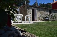 A garden outside Pedra da Lan - una casita de piedra