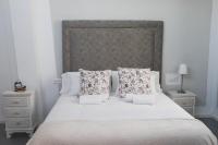 Postel nebo postele na pokoji v ubytování Valencia Apartamentos Goya