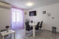 Televízia a/alebo spoločenská miestnosť v ubytovaní Private Holliday Apartment