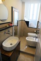 A bathroom at B&B Raponsoli