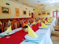 Boglárka Panzió - Étterem في ميزوكوفسد: غرفة بها طاولة طويلة مع مناديل حمراء وصفراء