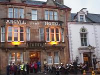 Un grupo de personas paradas afuera de un hotel. en Argyll Arms Hotel, en Campbeltown