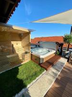 Basen w obiekcie Sky Luxury Suite lub w pobliżu