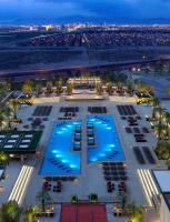 eine Aussicht über den Pool in der Nacht in der Unterkunft M Resort Spa &amp; Casino in Las Vegas
