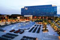 ein Hotel mit einem Pool vor einem Gebäude in der Unterkunft M Resort Spa &amp; Casino in Las Vegas