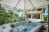 Bazén v ubytovaní Spacious holiday house / pool / jacuzzi / playground / 6+2 alebo v jeho blízkosti