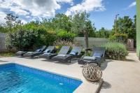 Bazén v ubytovaní Spacious holiday house / pool / jacuzzi / playground / 6+2 alebo v jeho blízkosti