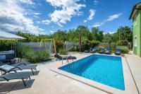 Bazén v ubytovaní Spacious holiday house / pool / jacuzzi / playground / 6+2 alebo v jeho blízkosti
