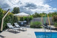 Bazén v ubytovaní Spacious holiday house / pool / jacuzzi / playground / 6+2 alebo v jeho blízkosti