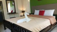 Postel nebo postele na pokoji v ubytování แสงหิรัญ บีช รีสอร์ท