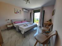 Łóżko lub łóżka w pokoju w obiekcie Freesia Grand Sea View Residence