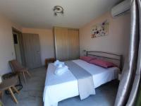 Łóżko lub łóżka w pokoju w obiekcie Freesia Grand Sea View Residence