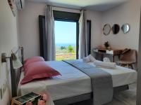 Łóżko lub łóżka w pokoju w obiekcie Freesia Grand Sea View Residence