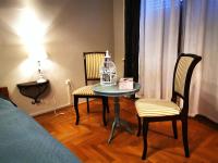 Príslušenstvo na prípravu kávy alebo čaju v ubytovaní Belvárosi Vintage Apartman a sétálóutcán