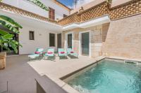Bazén v ubytování Holiday Home Can Cremat nebo v jeho okolí