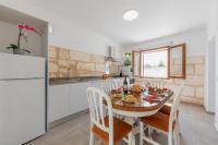 Kuchyň nebo kuchyňský kout v ubytování Holiday Home Can Cremat
