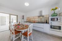 Kuchyň nebo kuchyňský kout v ubytování Holiday Home Can Cremat