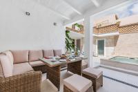 Bazén v ubytování Holiday Home Can Cremat nebo v jeho okolí