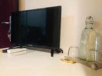 Televízia a/alebo spoločenská miestnosť v ubytovaní Le Bassotte b&b