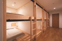 伊勢市にあるTHY GUEST HOUSEの二段ベッドのある寮の部屋