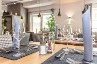 ザールバッハ・ヒンターグレムにあるHotel Almrauschのワイングラスと調理器具付きのテーブル