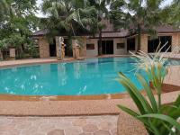 Bazén v ubytování RS Phong Riverside Resort nebo v jeho okolí