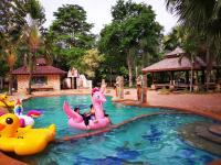 Bazén v ubytování RS Phong Riverside Resort nebo v jeho okolí