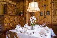 comedor con mesa y mantel blanco en Hotel Cafe-Zillertal, en Strass im Zillertal