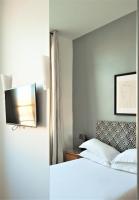 - une chambre d&#39;hôtel avec un lit et un miroir dans l&#39;établissement Hotel Belle-Vue Vieux-Port, à Marseille