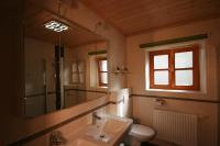 Łazienka w obiekcie Familienappartements Eder - Free entry to Tauern SPA Kaprun included