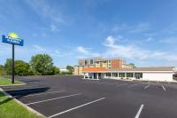 un estacionamiento frente a un edificio en Days Inn &amp; Suites by Wyndham Grand Rapids Near Downtown, en Grand Rapids