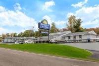 ウィスコンシン・デルズにあるDays Inn &amp; Suites by Wyndham Wisconsin Dellsのディクソン イン&amp;スイート