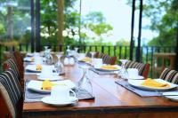 En restaurant eller et andet spisested på Serenique Resort Kandy