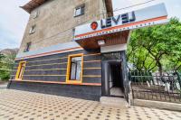 Un edificio con un cartel al costado. en Level, en Osh