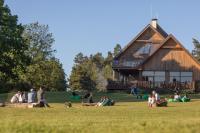 アーダジにあるAbzali Hotel and Restaurant with self check-inの家の前の芝生に座る人々