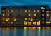 un edificio con un letrero junto al agua en Holiday Inn Express Cardiff Bay by IHG, en Cardiff