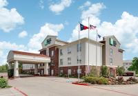 un hotel con dos banderas americanas encima en Holiday Inn Express Hotel &amp; Suites Cleburne by IHG, en Cleburne