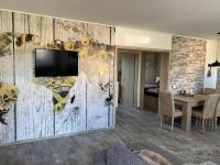 Televízia a/alebo spoločenská miestnosť v ubytovaní Dióliget Cottage Sárvár