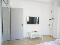 Televízia a/alebo spoločenská miestnosť v ubytovaní Lux Sea Apartment - Porto Rafti