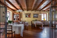uma sala de jantar com mesas e cadeiras brancas em Sporting Hotel San Felice em Illasi