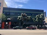 zwei Autos vor einem Gebäude geparkt in der Unterkunft HI San Diego Downtown Hostel in San Diego
