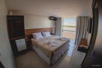 Una habitación de hotel con una cama y una ventana grande. en Hotel Orla do Rio Branco, en Boa Vista