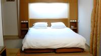 コザニにあるKaterina Hotelのベッド1台(枕2つ付)、窓が備わる客室です。